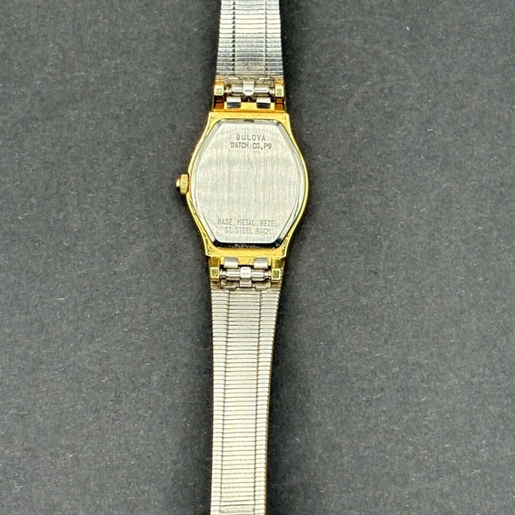 Beautiful bulova vintage gold watch with small crystal. - Picture 4 of 5